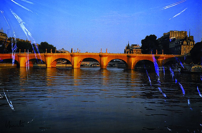 Christo und Jeanne-Claude, Wrapped Pont Neuf, Farboffset von 1985, links unten handsigniert, ca. 60x92cm