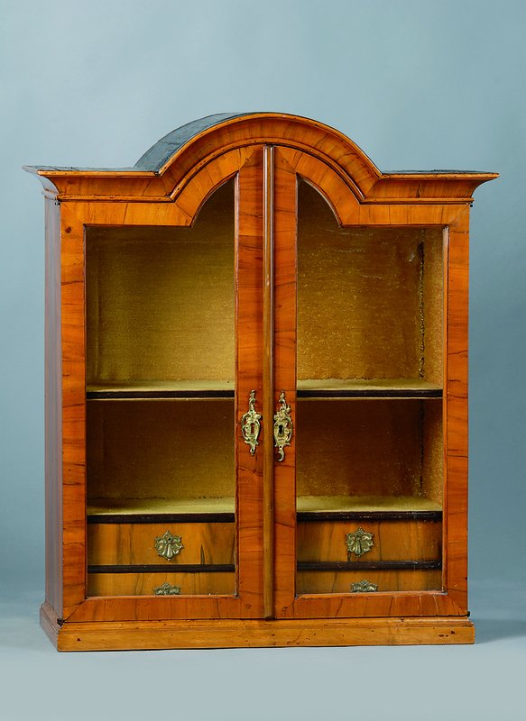 Hängeschrank, süddeutsch, um 1750, Nußbaumfurnier gespiegelt, Türen verglast, innen vier kleine Schübe, ein Einlegeboden, Beschläge und ...