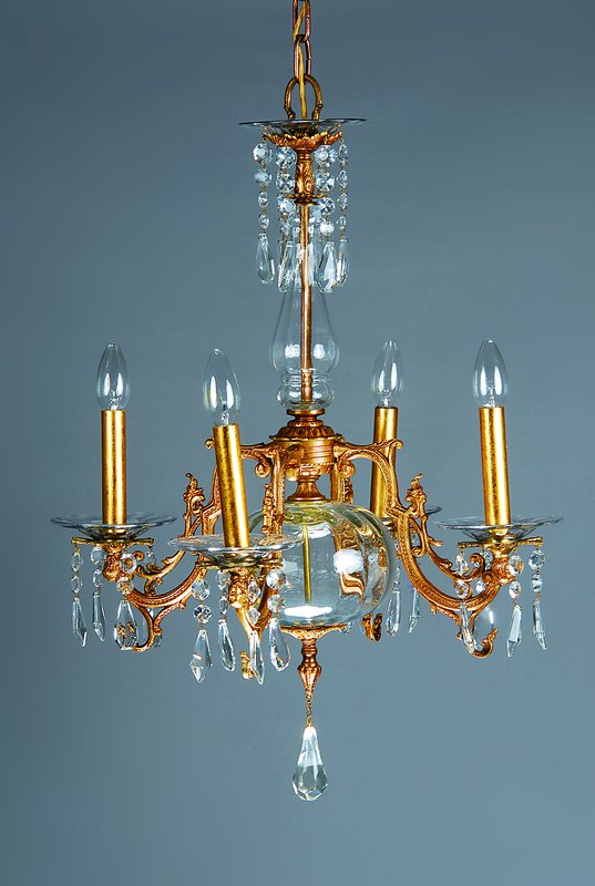 Deckenlampe, Frankreich, um 1925/30, verzierte Messingmontur mit 4 Armen, optisch geblasener Mittelbaluster u. passende Tropfschalen leichte getönt, ...