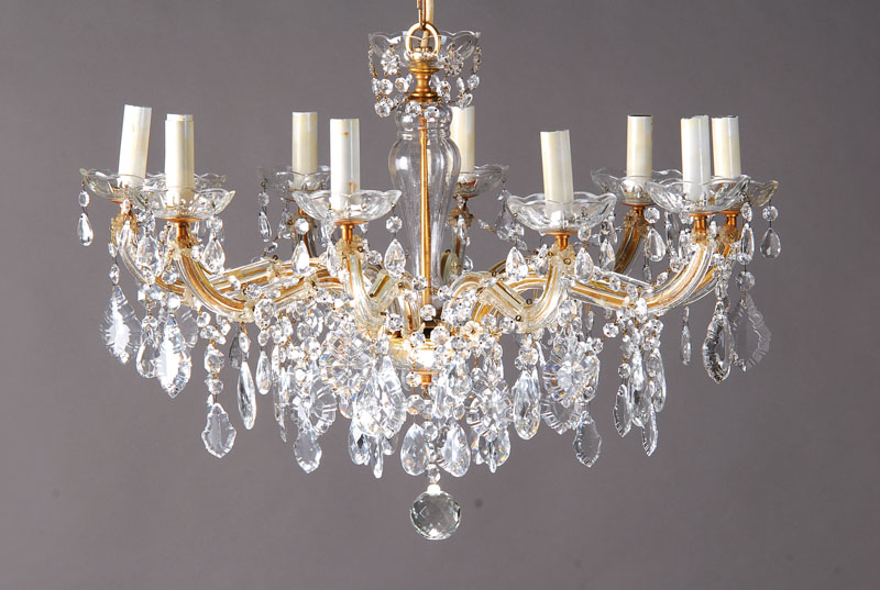 Deckenlüster, Italien, um 1955/60, Maria Theresia Stil, Glasummantelung, 10 Brennstellen, reiche Behang-Prismen in unterschiedlichen Größen u. ...