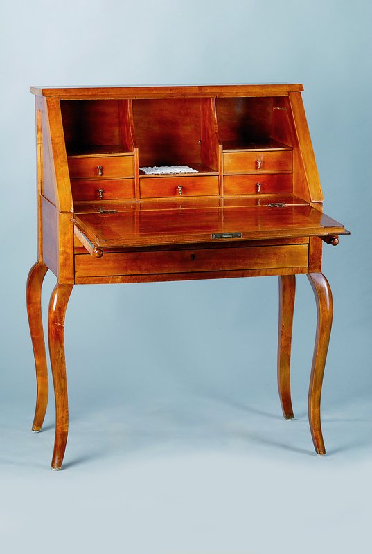 Damensekretär, süddeutsch, um 1840/60, Nußbaum, schräge Klappe, geschweifte Beine, innen drei Ablagefächer, 6 Schubladen, auf Rahmen gearbeitet, ...