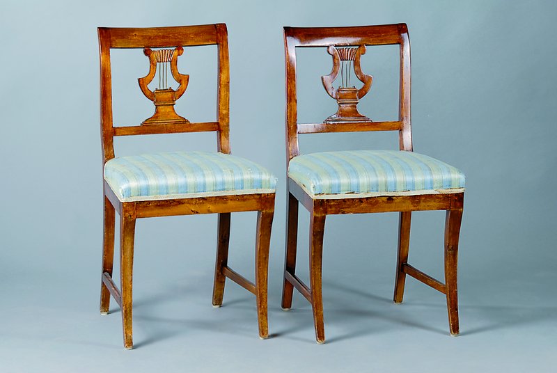 2 Salonstühle, deutsch, um 1860/70, Lehnen mit Lyraeinsätzen, Rücken und Beine l. geschweift, Bezüge später jedoch fleckig, altePolsterung, ca. ...