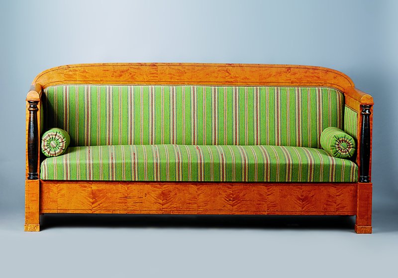 Spätbiedermeiersofa, um 1850/60, Korpus Weichholz mit Ahornfurnier, Fadenintarsien, grüner Bezug, geschwärzte Säulen bestoßen, Furnierschäden, ...