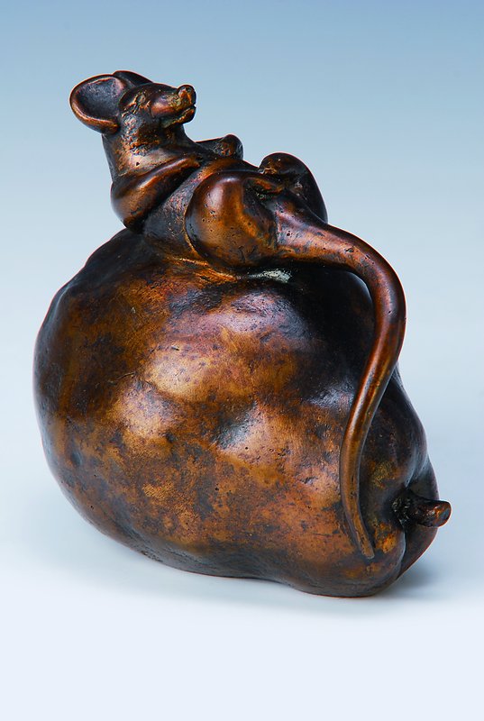 Gernot Rumpf, geb. 1941 Kaiserlautern, Bronzeskulptur, Maus auf einer Quitte liegend, signiert und dat. 1976, ca. 12x12x9 cm, 13/50