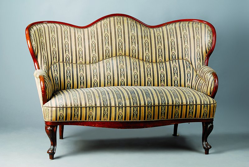 Sofa, deutsch, um 1850/60, Nußbaum massiv, stärkere Gebrauchsspuren ca. 95 x 149 x 70 cm