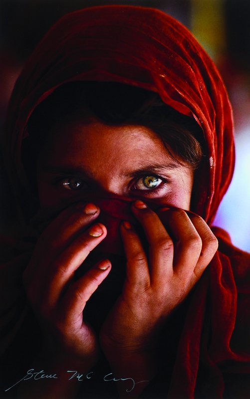 Steve Mc Curry, geb. 1950, Farbfotografie auf Fujicolor Crystal Archive Paper, "Afghan Girl", handsigniert, ca. 30,5x20 cm