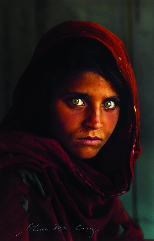 Steve Mc Curry, geb. 1950, Farbfotografie auf Fujicolor Crystal Archive Paper, "Afghan Girl", handsigniert, ca. 30,5x20 cm