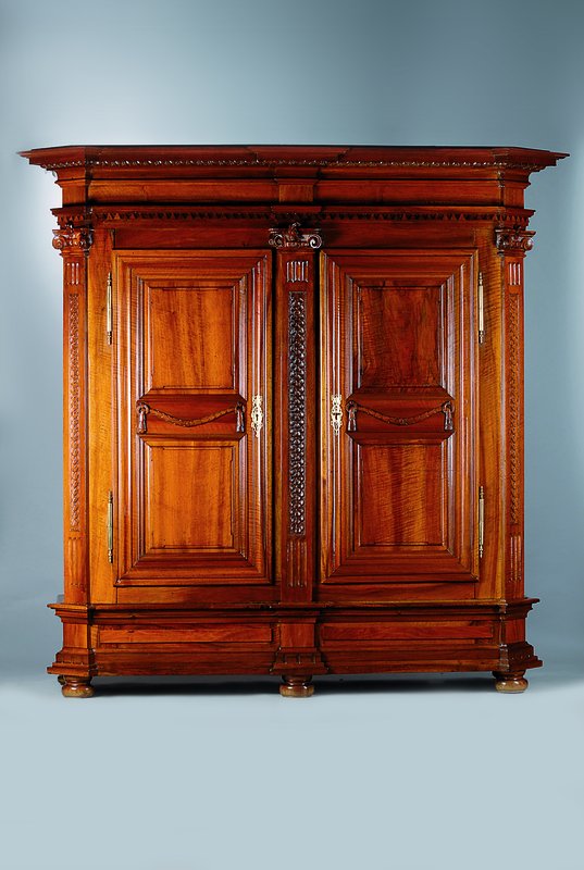 Prunkschrank, Pfalz, Raum Landau-Grünstadt, um 1780/90, Nußbaum massiv, aus dem Kernholz geschnitten, komplett auf Rahmen gearbeitet, Rahmen und ...