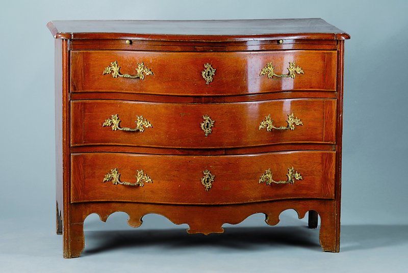 Barockkommode, Elsass-Lothringen, um 1760/70, tief geschweift, Palisander z.T. massiv, 3-schübig, orig. Beschläge z.T. vergoldet, berieben, alte ...