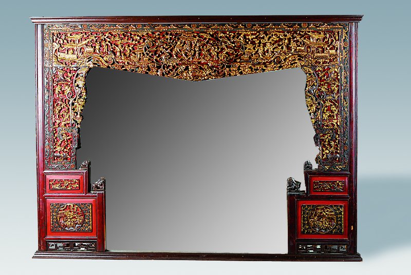 Großer Wandspiegel, China, aus Teilen eines chinesischen Prunkbettes 19. Jh. gefertigt, Holz geschnitzt mit floralen Darstellungen, Garten und ...