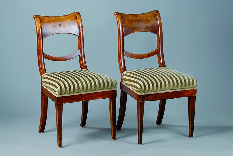 7 Biedermeierstühle, deutsch, um 1825/30, Wurzelnußfurnier gespiegelt verlegt, ausdrucksstarke Form, z.T. mit Furnierfehlstellen, rest.bedürftig, ...