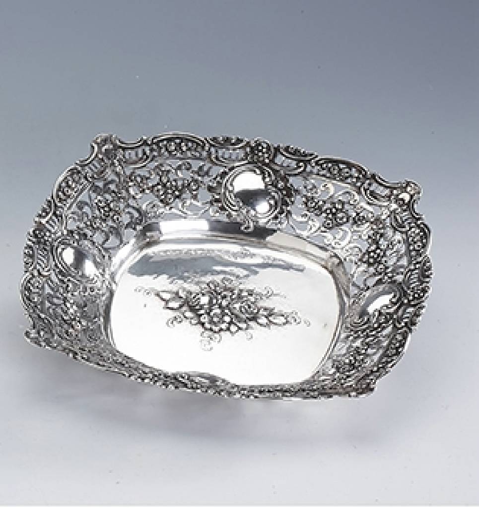 Anbietschale, 800er Silber, Adam Manns/ Hanau um 1900, Durchbrucharbeit mit üppigem Rosendekor, Boden mit halbplastischem Rosendekor, grav., ca. 24 ...