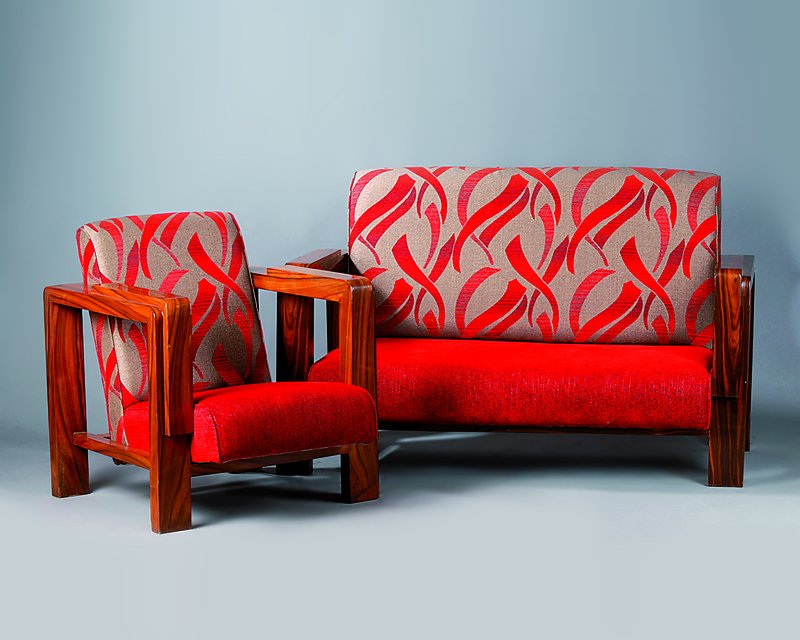 Sofa und zwei Sessel, Frankreich, um 1932/35, Korpus wohl Buche, Palisanderfurnier, horizontal verlegt, betonte Maserung in fließender Form, ...