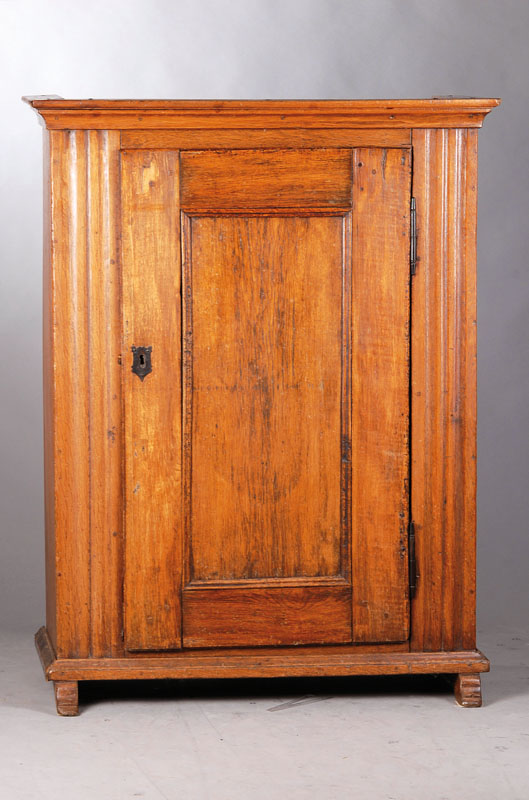 Brotschrank, Hessen, um 1770/80, Eiche massiv, vertikale Lisenen, diese doppelt geschweift und flach ausgeführt, Tür auf Rahmen gearbeitet, ...