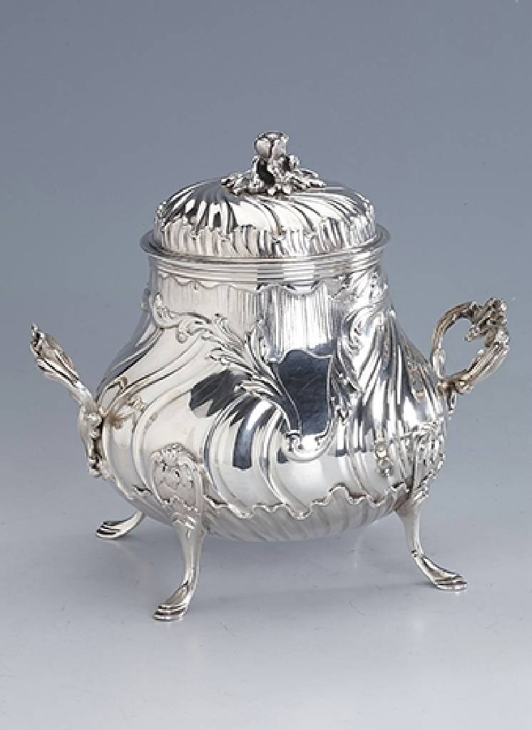 Zuckerdose, 950er Silber, Frankreich, bauchige Form, gedreht, üppige Verzierungen, z.T. grav., Deckel mit plastischer Blüten- bekrönung, verz. ...