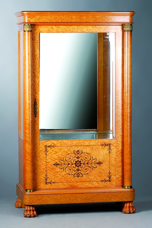 Vitrine, Empirestil, um 1900, nach Vorbild von 1810, Vogelaugenahorn- und Ahornfurnier, Korpus Urwaldholz, Mahagoni-Intarsien im pompejianischen ...