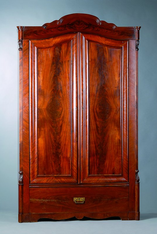 Schrank, Louis-Philippe um 1860, mitteldeutsch, Pyramidenmahagonifurnier doppelt gespiegelt verlegt,Korpus Weichholz, Front auf Rahmen gearbeitet, ...