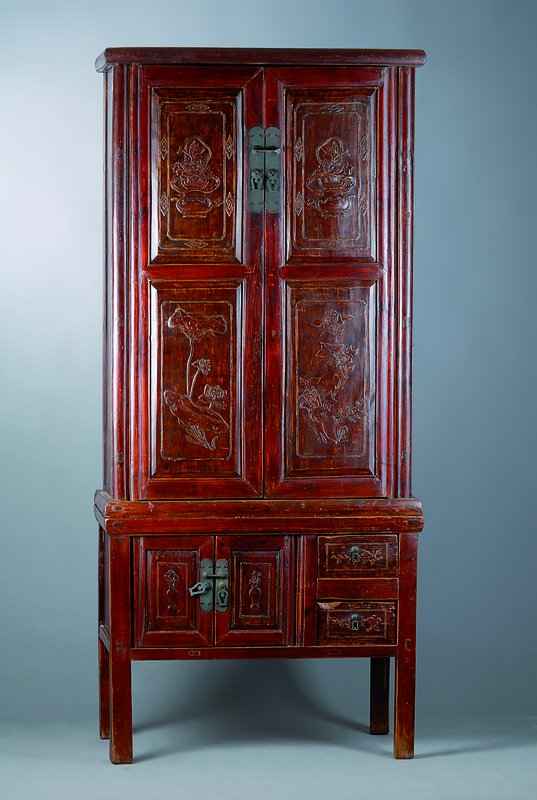 Stollenschrank, China, um 1900, Weichholz, auf Rahmen gearbeitet, Flachschnitzerei, diese mit Glücksbringer-Symbolen, Innenleben: 2 integrierte ...