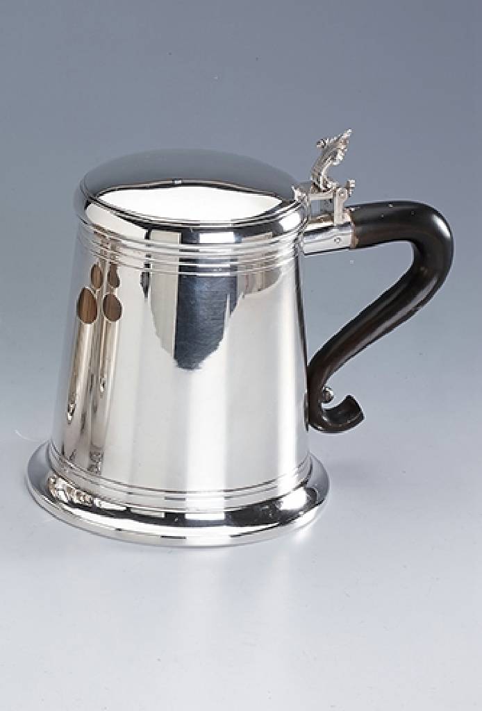 Deckelhumpen, 800er Silber, Italien, schlichte, elegante Form, Humpen und Deckel z.T. gerillt, Henkel in Ebenholz, H. ca. 15.5 cm, D. ca. 14 cm, ca. ...