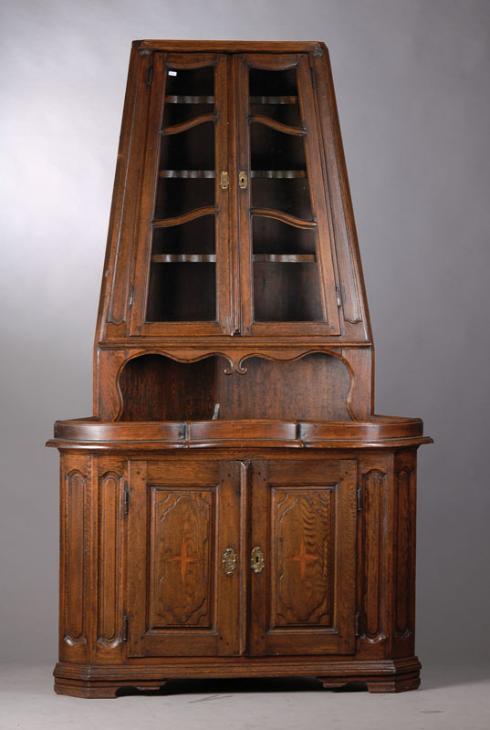 Barocker Eckschrank, norddeutsch, um 1740, Eiche massiv, komplett auf Rahmen gearbeitet, Füllungen 3-fach getreppt, z.T. orig. Verglasung, 3 orig. ...