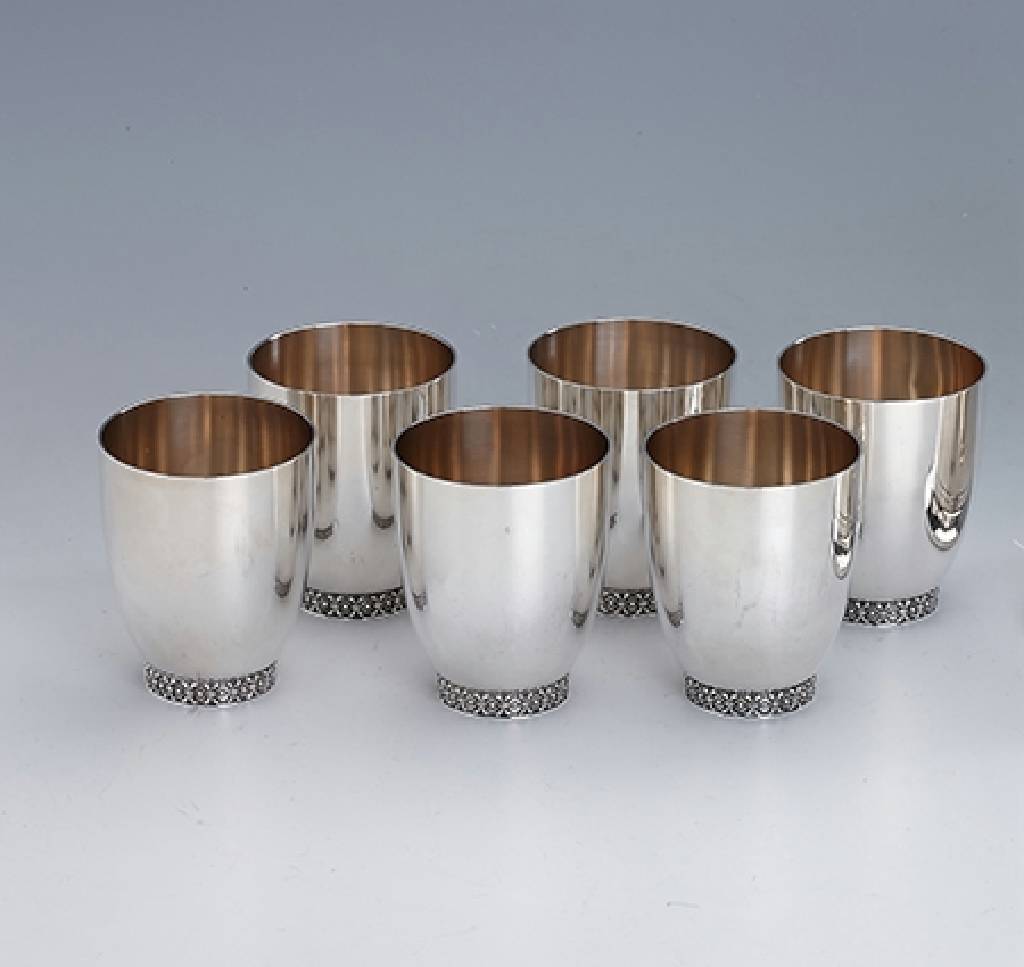 6 Becher, 925er Silber, deutsch, Meister- marke Wilhelm Binder/Schwäbisch Gmünd, klassisch elegantes Design, Stand mit Granulierung und ...