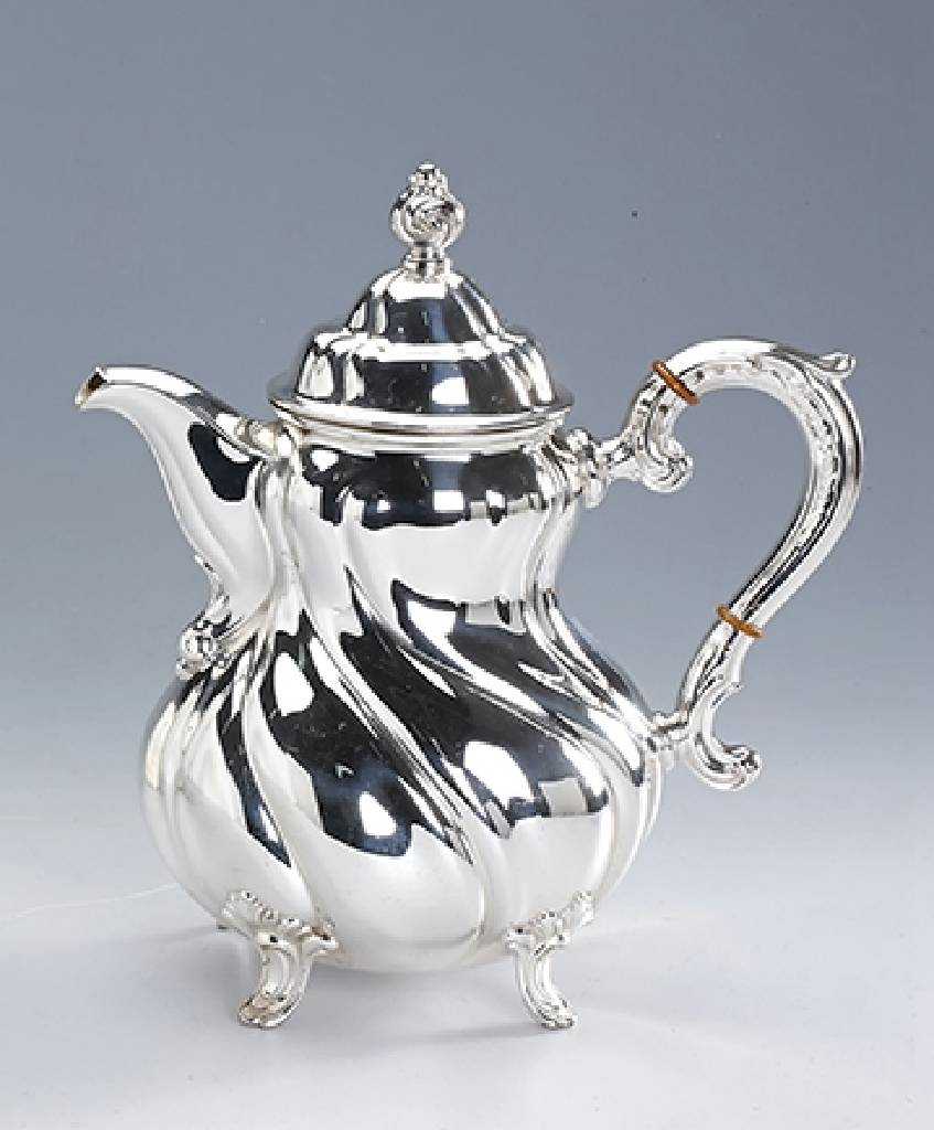 Kaffeekanne, 830er Silber, deutsch, Meistermarke Wilkens/Bremen, typ. Dresdner Barock, bauchige Form, gedreht, Griff in Rocaillen mit Dämmringen, ...