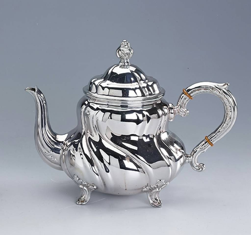 Teekanne, 830er Silber, deutsch, Meister- marke Wilkens/Bremen, typ. Dresdner Barock, bauchige Form gedreht, Griff mit Dämmringen, Deckel mit ...
