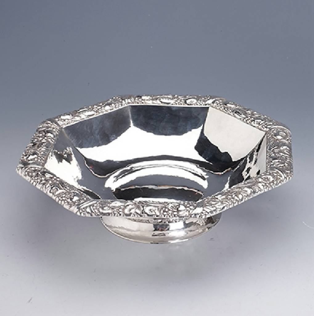 Anbietschale, 800er Silber, Frankfurt/Oder,achteckige Form, Rand mit reichem floralen Dekor, Vertr. Posen, D. ca. 25,5 cm, ca. 572 g