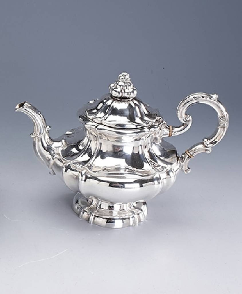 Teekanne, 13-löt. Silber, deutsch um 1860/70, gebauchte Form, blütenförm. Deckelbekrönung, barockisierend, Meistermarke K & L unged., H. ca. 19 ...