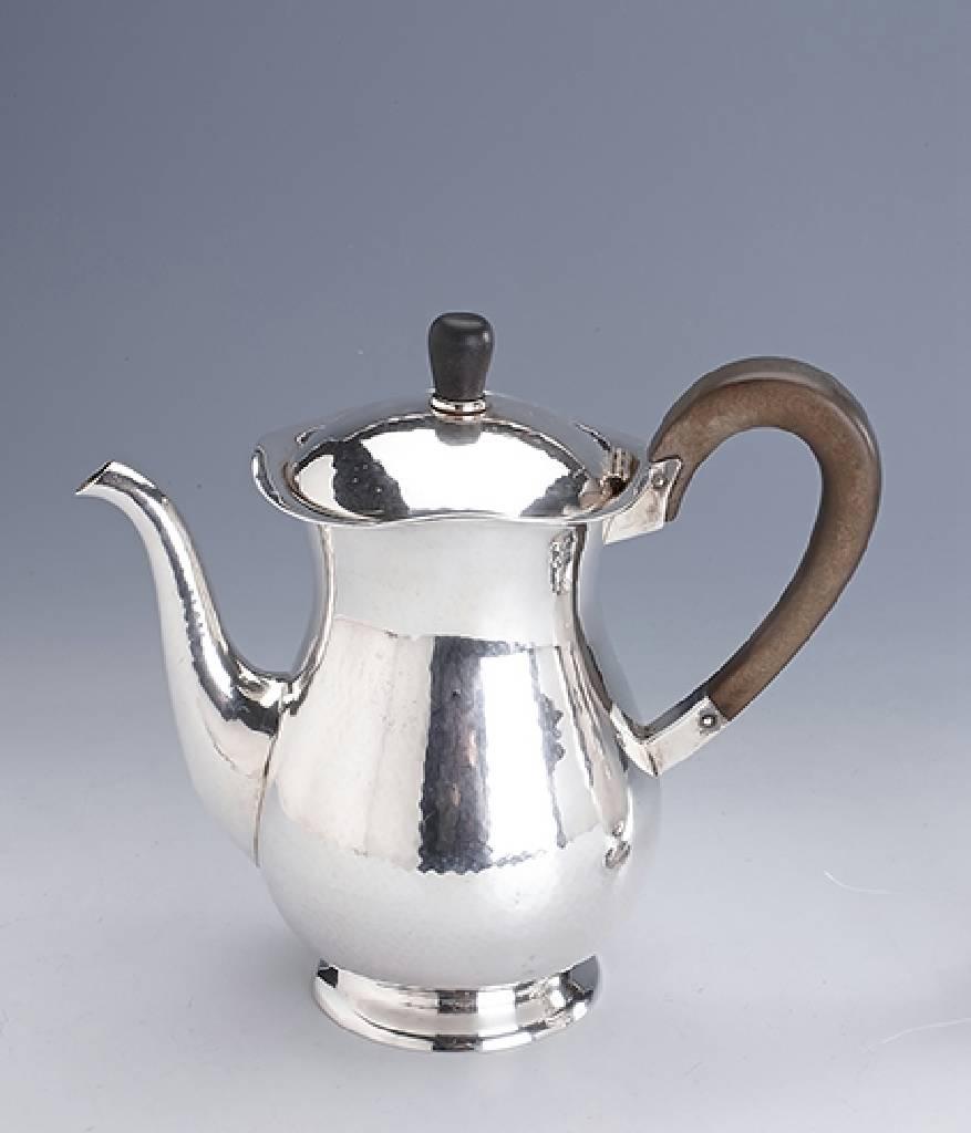 Kaffeekanne, 835er Silber, deutsch, Bremer Werkstätten, Handarbeit, Hammerschlagverz., Griff und Deckelbekrönung Holz, gebauchte Form, Deckel mit ...