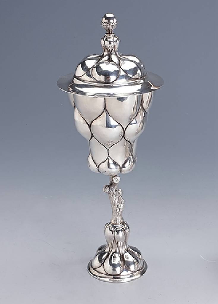 Sogn. Ananaspokal, 800er Silber, innenverg., Hanau um 1900, Schleissner, Mittelteil in Form eines stilisierten Astes, H. ca. 26 cm, ca. 357 g