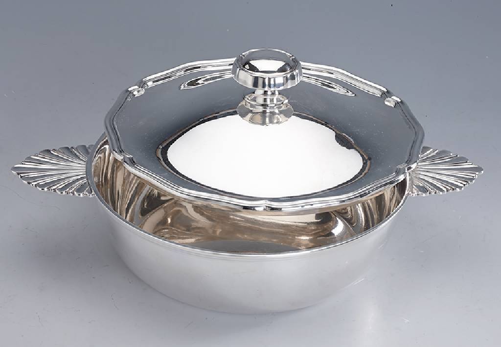 Deckelschüssel, 800er Silber, Schweiz, dat. 1959, Meistermarke Jezler, 2 Griffe im Fächerdekor, Deckelrand 4-fach getreppt, ca. 800 g, D. ca. 20 cm