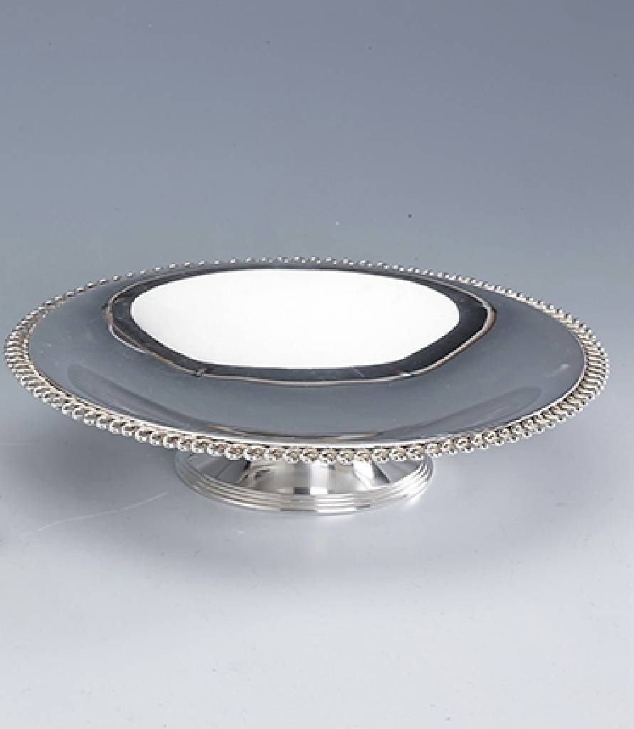 Fußanbietschale, 925er Silber, deutsch um 1960, Koch & Bergfeld, Vertr. J.Dix/Bonn, Randmit Kordelverz., D. ca. 23.5 cm, ca. 476 g, Standfuß