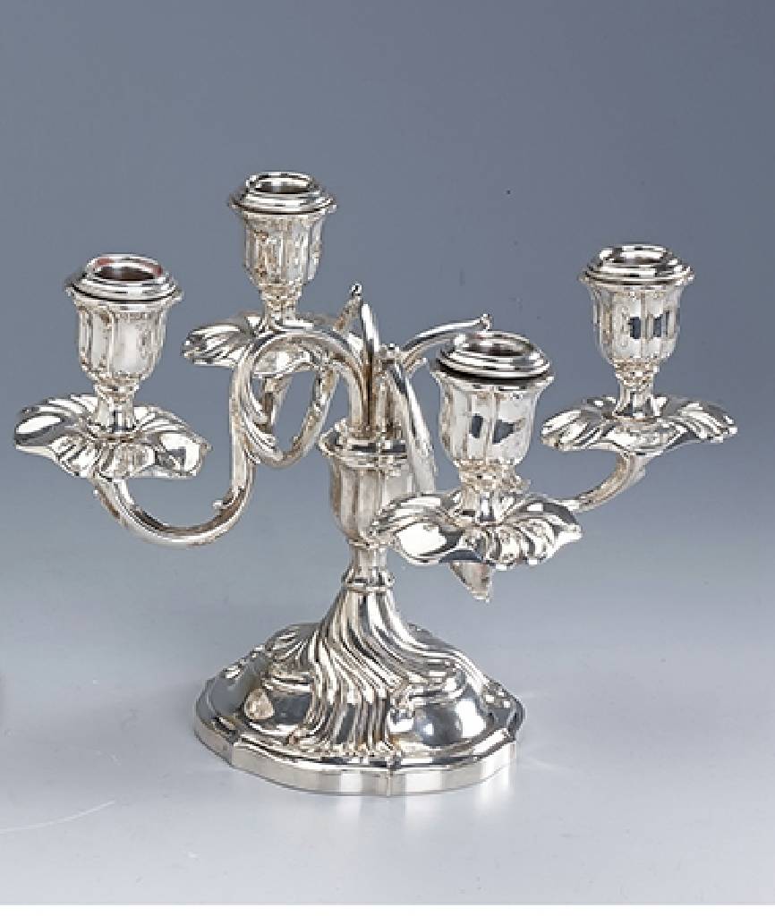 4-armiger Kerzenleuchter, 800er Silber, deutsch um 1930, Koch & Bergfeld, florale Ausarbeitung, barockisierend, H. ca. 16 cm, ca. 559 g, Oberteil ...