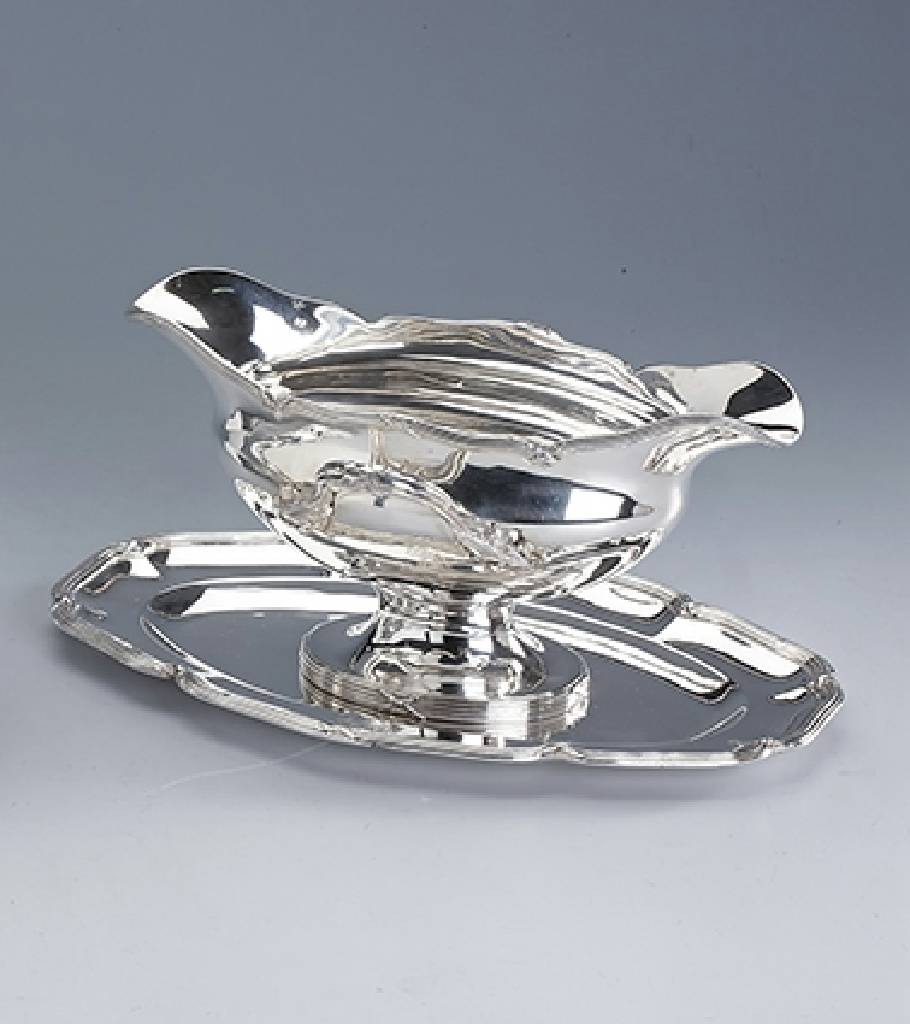 Sauciere, 950er Silber, Frankreich, barockeForm mit Kreuzbanddekor, Punzen verschl., Wappen mit Einhorn, Löwe und Krone: GodefriousAtavis Decit, im ...
