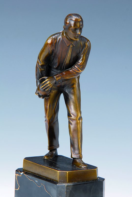 Otto Schmidt-Hofer, 1873-1925, Bronzefigur auf Marmorsockel, Kegler, signiert, Höhe ca. 24.5 cm