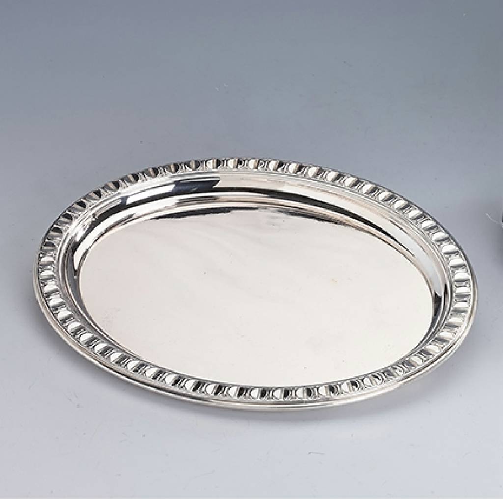 Ovales Tablett, 800er Silber, deutsch, Meistermarke Koch & Bergfeld, Rand mit geometrisierender Verzierung, num., ca. 27 x 21 cm, ca. 286 g
