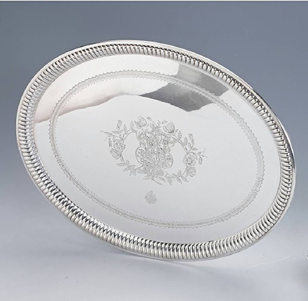 Ovales Tablett, 800er Silber, deutsch um 1900, Modell Queen Anne, Meistermarke Koch & Bergfeld, mit Blumen-, Girlanden- und Wappen- gravur auf dem ...