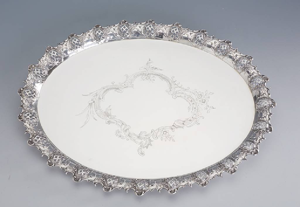 Ovales Tablett, 800er Silber, um 1890, Meistermarke AP unged., Rand mit Rocaillen- und Blumendekor, z.T. durchbrochen gearbeitet,Boden mit floraler ...