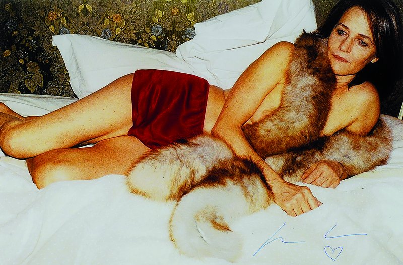 Jürgen Teller, geb. 1964 Erlangen, Charlotte Rampling in red shorts, Farbfotografie, handsigniert, ca. 30x20 cm