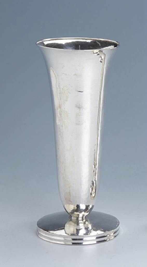 Ziervase, deutsch um 1900, Hugo Böhm, 800erSilber Hammerschlagverzierung, bez. Handarbeit, Rand min. verbeult, H ca. 22.5 cm