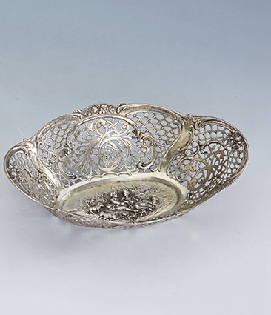 Anbietschale, deutsch, Hanau um 1890, 800er Silber, Durchbrucharbeit, auf Boden: Schäferszene, Rocaillen- und Blütenverz., ca. 165 g, 5 x 21 x 15 ...