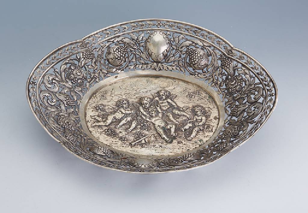 Große Anbietschale, 800er Silber, Hanau um 1900, reicher halbplastischer Dekor mit Weintrauben und Rosen, Durchbrucharbeit, Boden mit ...
