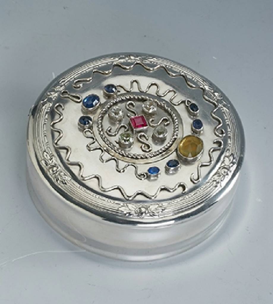 Kleine Deckeldose mit Schmucksteinen, deutsch, Pforzheim um 1920, 800er Silber, innenvergoldet, Deckel mit aufgelegtem Draht, umlaufender ...