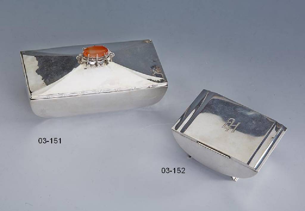 Art-Deco-Deckeldose, Lutz & Weiss, Pforzheim um 1930, 835er Silber, Holzkorpus, Deckel mit Bes.-Monogr. EH., Deckel mit Scharnier, ca. 200 g, 4.5 x ...