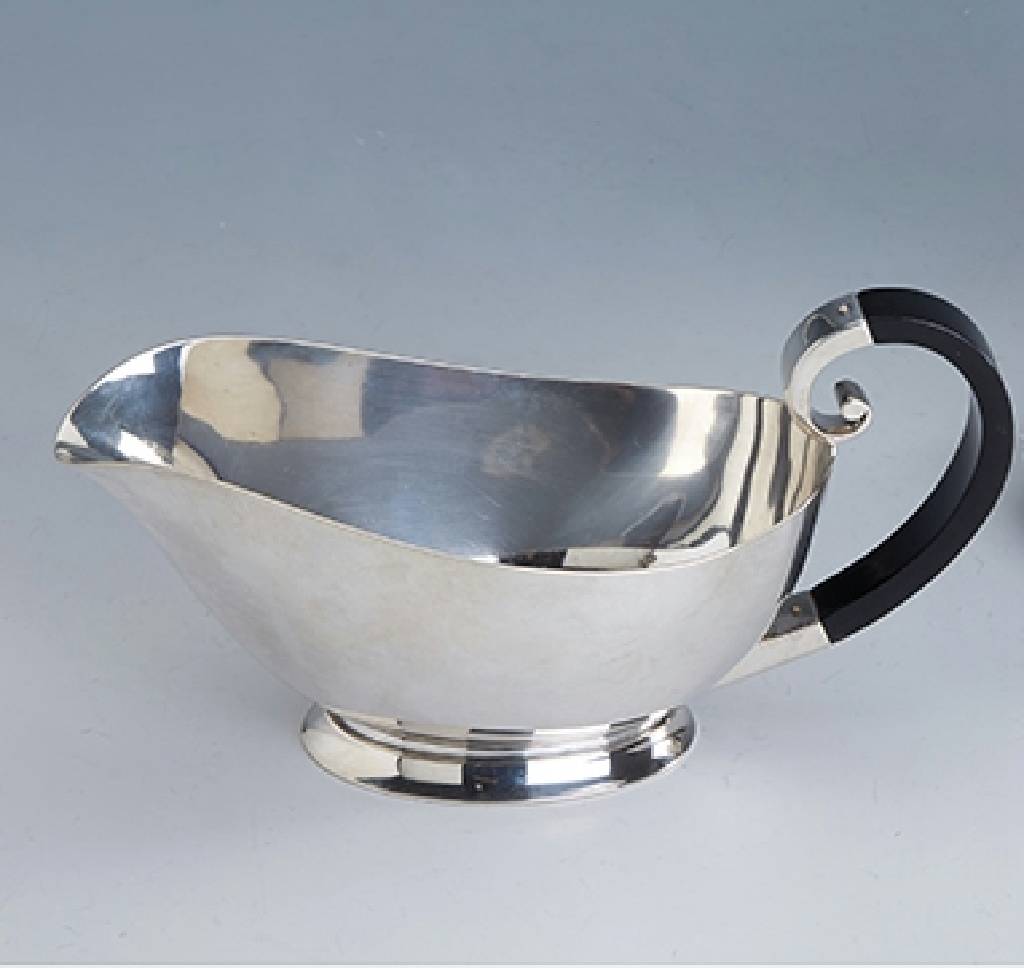 Große Art-Deco-Sauciere, 925er Silber, Dänemark, Fredericia 1938, Meistermarke Cohr, schwarzer Griff, H ca. 11 cm, L. ca. 20 cm, ca. 320 g