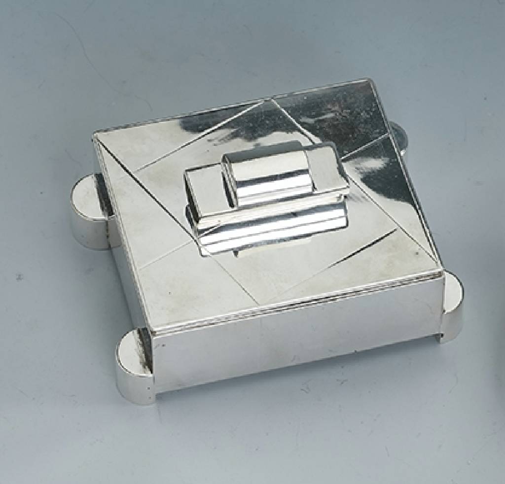 Art-Deco-Deckeldose, Silber, wohl deutsch, Silberpunze verschlagen (835 oder 935), stilrein, ca. 200 g, ca. 5.5 x 10.5 x 8 cm
