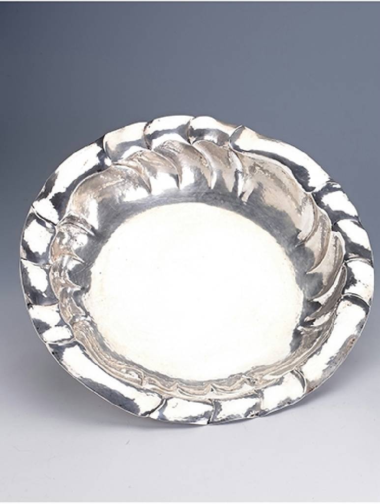 Anbietschale, Silber, Schwäbisch Gmünd, Hammerschlagverz., Treibarbeit, gewellter Rand, Meistermarke Bolter Otto, D. ca. 35 cm, ca. 600 g