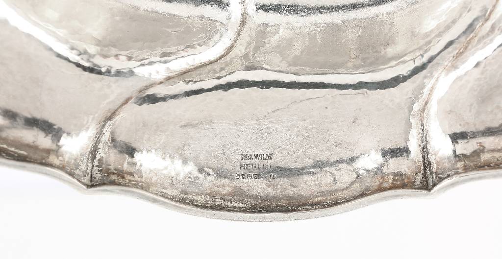 Detail a: Obstschale, 925er Silber, Bremen um 1915/20, Hammerschlagverz., Treibarbeit, 9-fach gerippt, in sich leicht gedreht, mehrfach gelappt, geschweifter ...