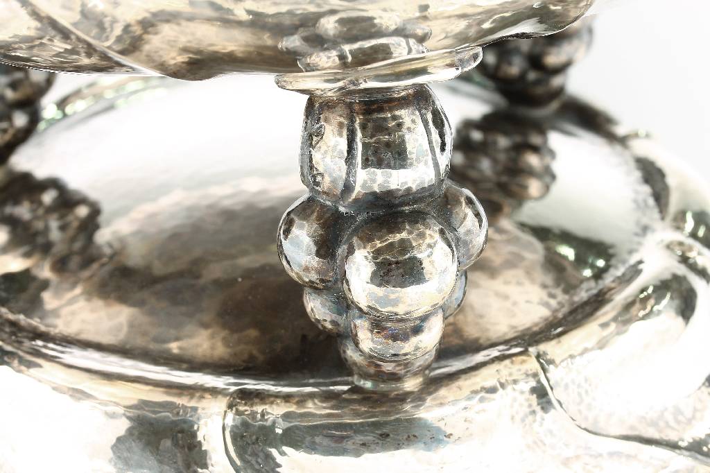 Detail b: Obstschale, 925er Silber, Bremen um 1915/20, Hammerschlagverz., Treibarbeit, 9-fach gerippt, in sich leicht gedreht, mehrfach gelappt, geschweifter ...